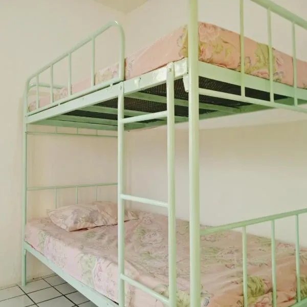 Griya Backpacker Pak yon, hotel in Malang