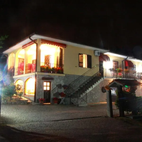 Casavacanzedezza, ξενοδοχείο σε Montecalvo Versiggia