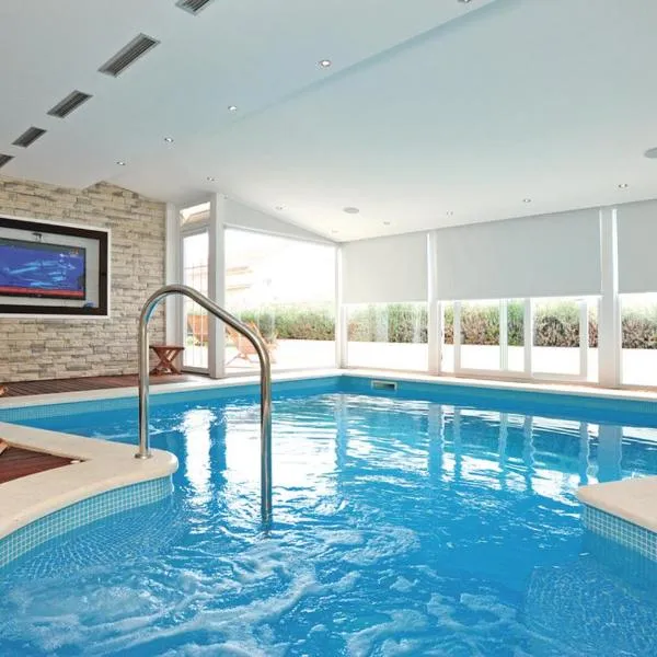Eco Eclectic Villa with pool, hotel in Koprivno
