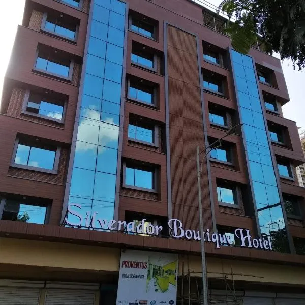 Silverador Boutique Hotel، فندق في ثين