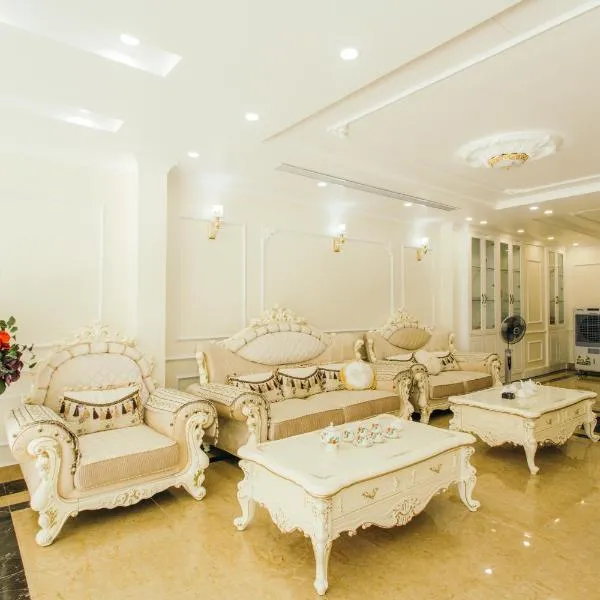 White Crown Hotel, מלון בTuan Chau