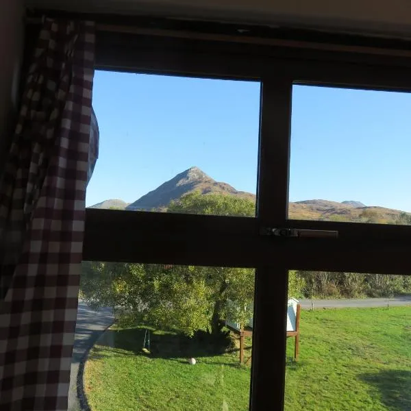 Letterfrack Mountain Farm Cottage on farm in village centre, hotel in Letterfrack