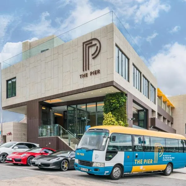 The Pier Hotel, hotel v Hong Kongu