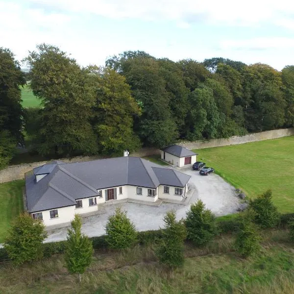 Moorepark West House, hotel in Ballyhooly