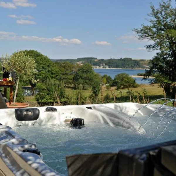 Gites Domaine du Charouzech, hotel em Trémouilles