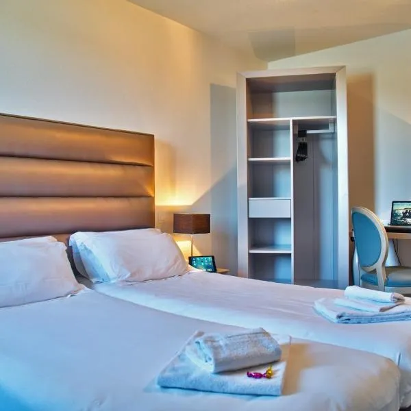 Adonis Hotel Bayonne, hotel v destinaci Lahonce