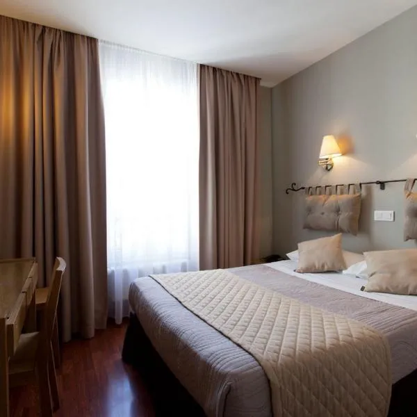Hotel COSMOTEL MARAIS REPUBLIQUE PARIS, hotel i Paris