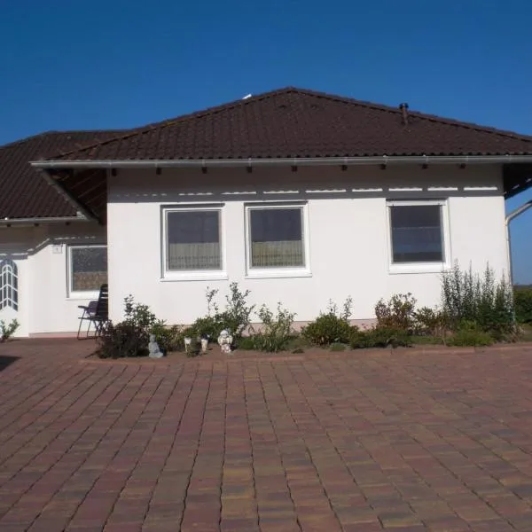 Ferienwohnung Schöne Aussicht, hotel in Rhena