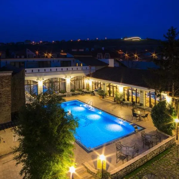The Elite - Oradea's Legendary Hotel: Oradea şehrinde bir otel