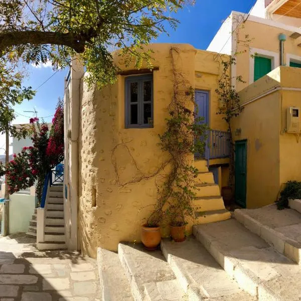 Traditional Medieval Stone house in "Ano Syros": Ano Siros şehrinde bir otel