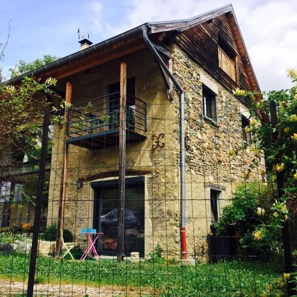 Grand studio au calme à la campagne, tout prés de la ville !!!, מלון בVenon