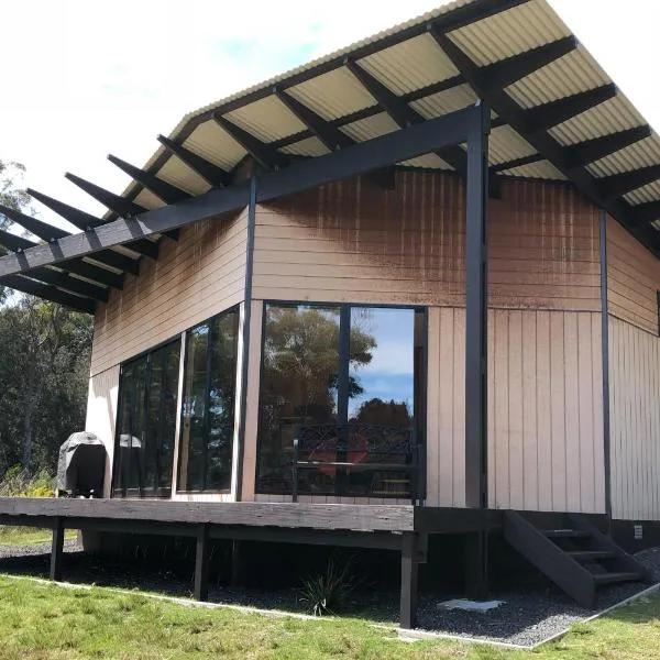 BAY OF FIRES ECO HUT off grid experience at Binalong Bay, hôtel à Binalong Bay