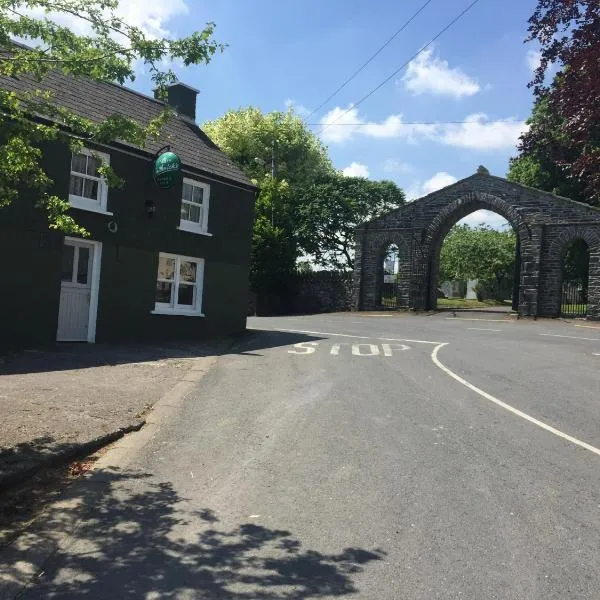 Carey's Bar & Farmhouse Kilkenny Border, hotel en Black Bridge