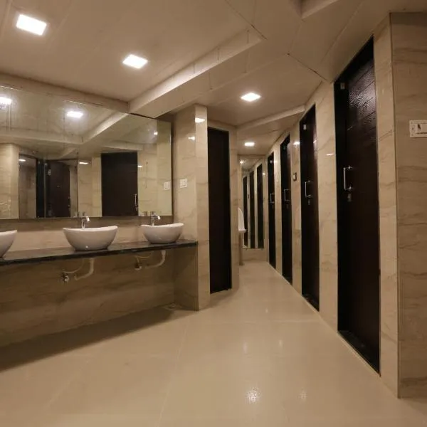 Qubestay Airport Capsule Hotel & Hostel photo 2