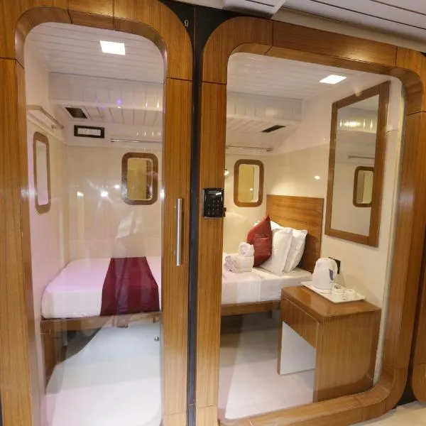 Qubestay Airport Capsule Hotel & Hostel, hotel v Bombaji