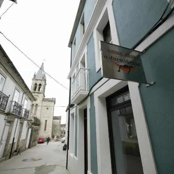 Albergue O Durmiñento, hotel in Paramo