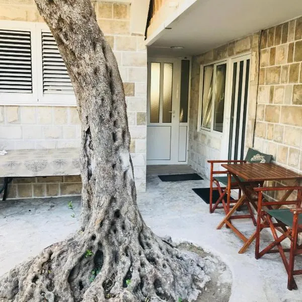 Guest House Ratko, hotel v destinaci Rafailovići