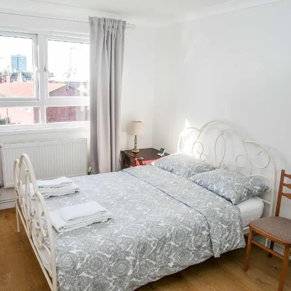 Double bedroom in ashared flat: Sutton şehrinde bir otel