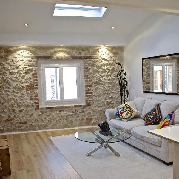 DUPLEX FONTAINE - Appartement Duplex coeur vieil Antibes Old city Marché provencal, khách sạn ở Antibes
