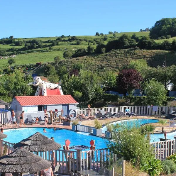 Camping Le Marqueval، فندق في Auppegard