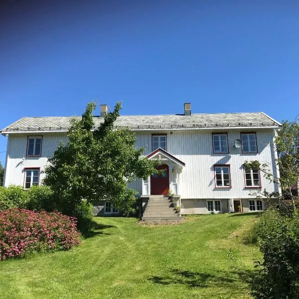 Landlig idyll med fjordutsikt, hotel i Valsøybotn