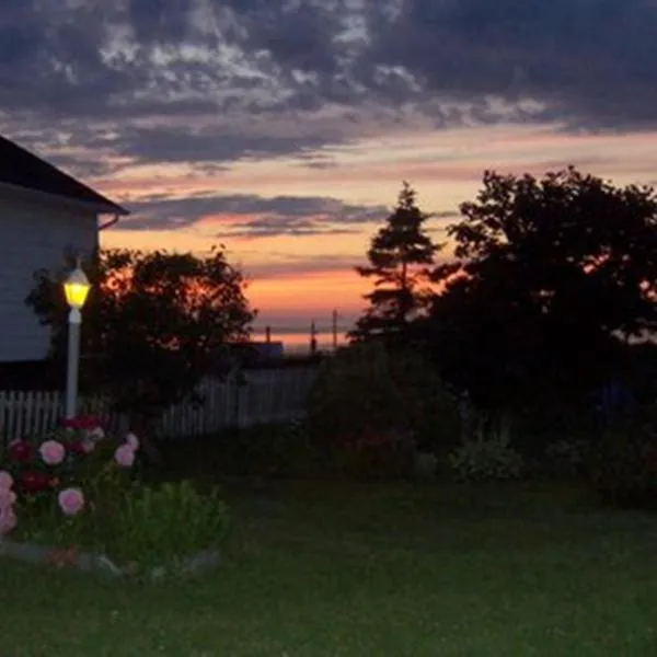 Gite La Ptite Falaise hébergement touristique, hotel in Sainte-Anne-des-Monts