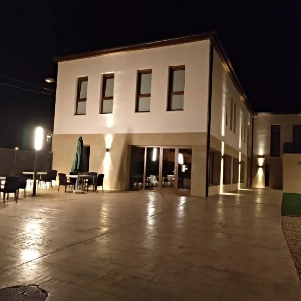 Hotel Entrerailes, hotel Casalarreinában