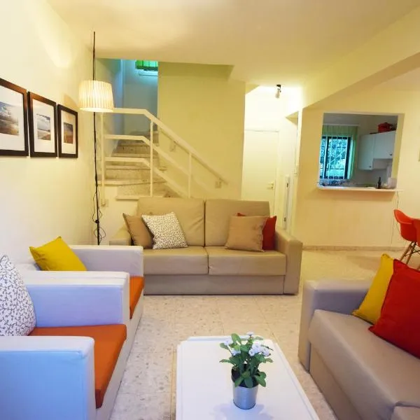 Christos beach house, hotel in Larnaka