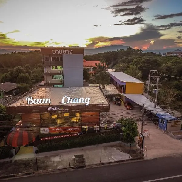 Baan Chang Hotel & Coffee House, hotel in Tak