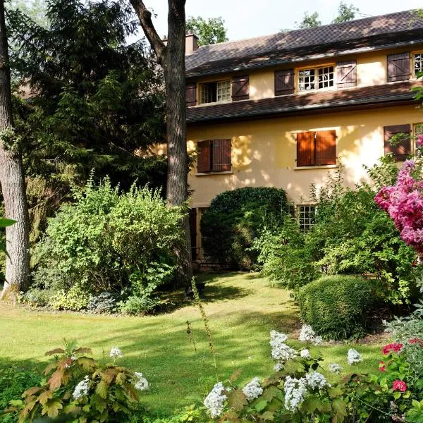 Cazaudehore, maison forestière de charme, restaurant gastronomique, terrasse ombragée et jardin – hotel w mieście Saint-Germain-en-Laye