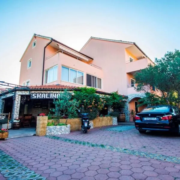 Apartments and Rooms Skalinada, hotel v Murteri