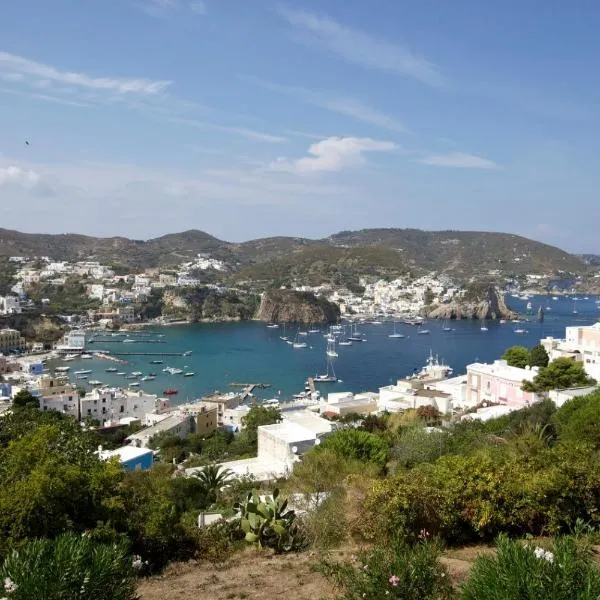 Villa Pina: Ponza'da bir otel