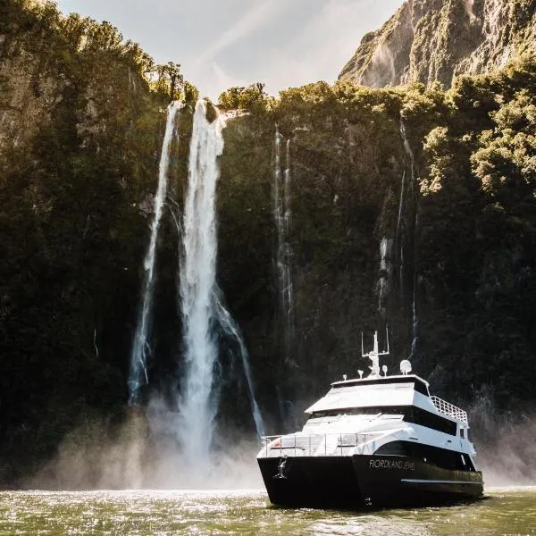 Milford Sound Overnight Cruise - Fiordland Discovery, hotel in Milford Sound