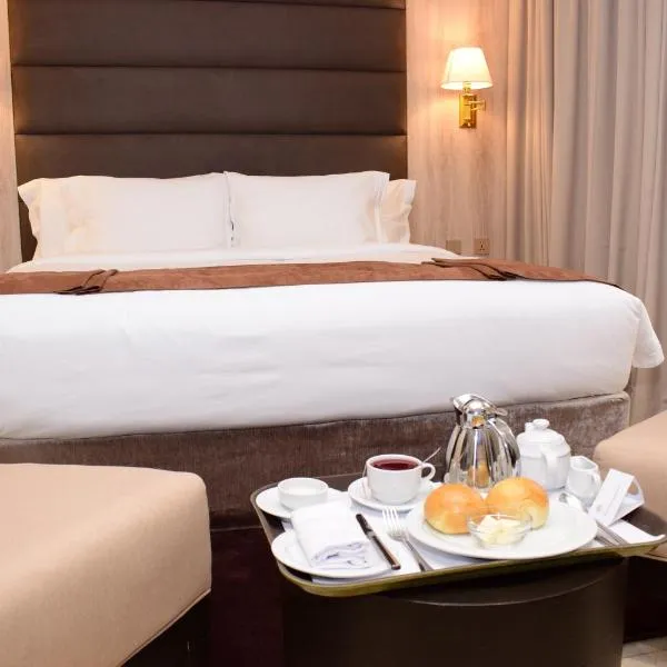 Monty Suites & Golf, hotel v Uyu