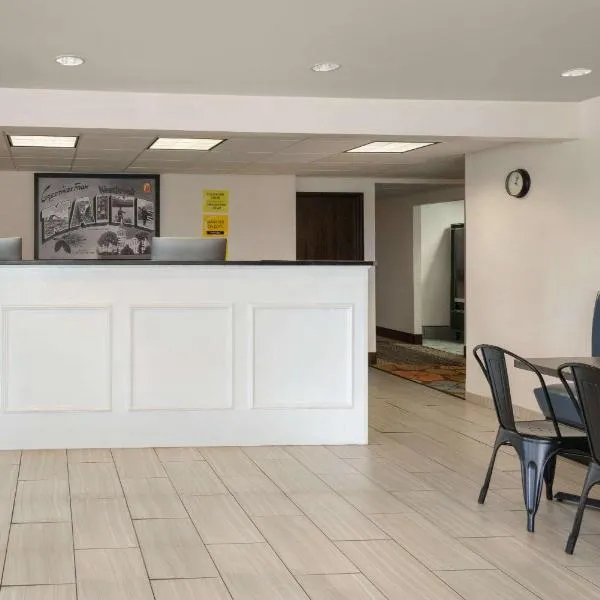 Super 8 by Wyndham Portland/Westbrook Area, hotel di Westbrook