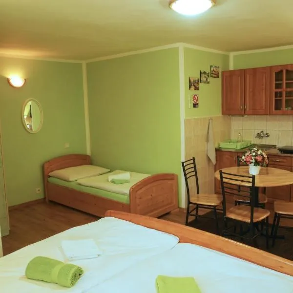 Apartmán pri zámočku, hotel a Bešeňová