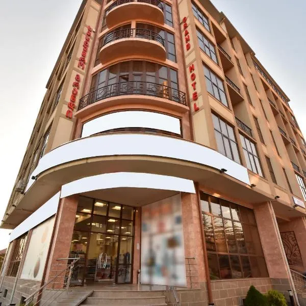 Hotel Grand, hotel di Khobi