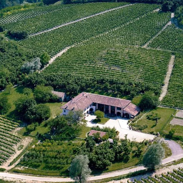 La Giribaldina Winery & Farmhouse, hôtel à Calamandrana