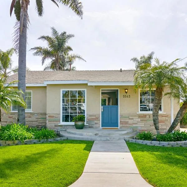 Ultimate Beach Bungalow - 1 block from beach - huge backyard, hotel in Carlsbad