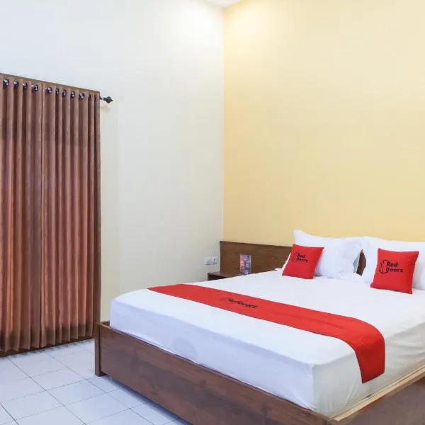 RedDoorz near Baluran National Park, hotel em Pandean