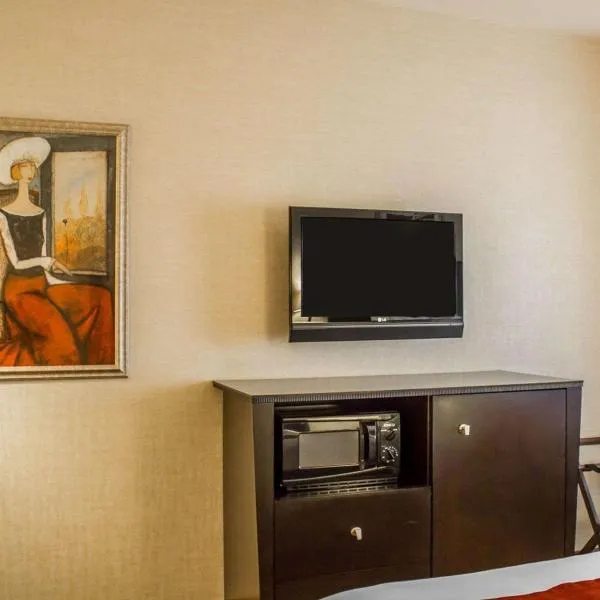 Comfort Suites, hotell sihtkohas Fairview