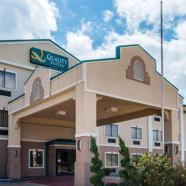 Quality Suites Burleson - Ft Worth, hotel v destinaci Burleson