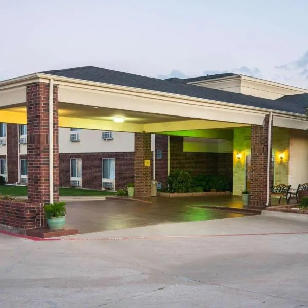 Comfort Inn & Suites, hotel v destinaci Red Oak