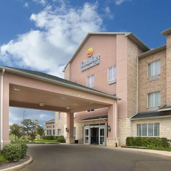 Comfort Inn & Suites Near Lake Lewisville, хотел в Lake Dallas