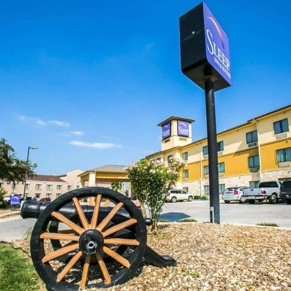 Sleep Inn & Suites near Palmetto State Park، فندق في Gonzales