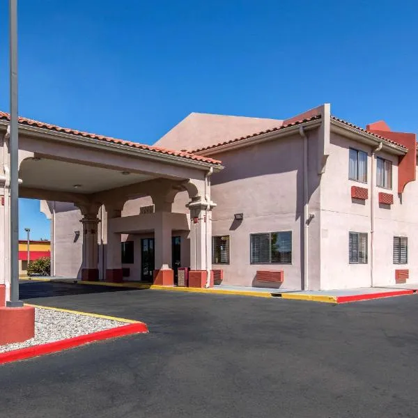 Quality Inn & Suites Albuquerque North near Balloon Fiesta Park، فندق في ألباكيركي