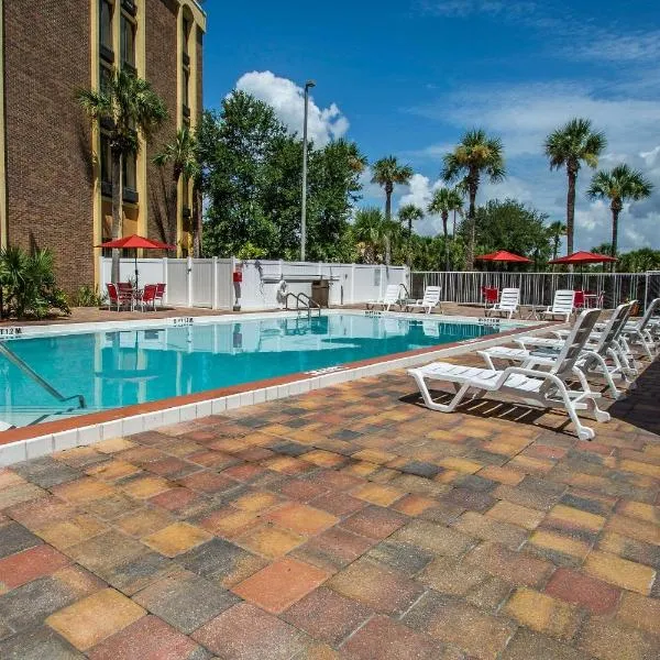 Comfort Inn & Suites Kissimmee by the Parks, hotel in Sheraton Lakeside Inn Heliport