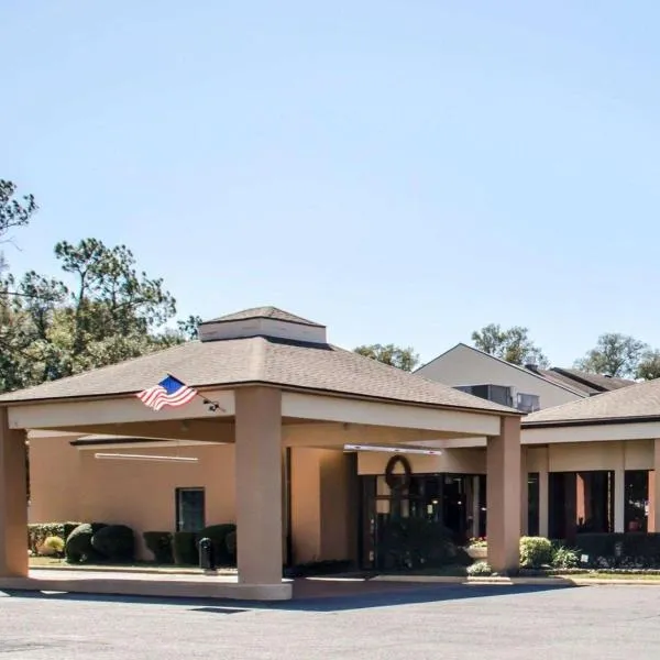 Quality Inn & Suites Pensacola Bayview, hotel in Goulding