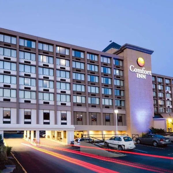 Comfort Inn & Suites Event Center โรงแรมในดิมอยน์