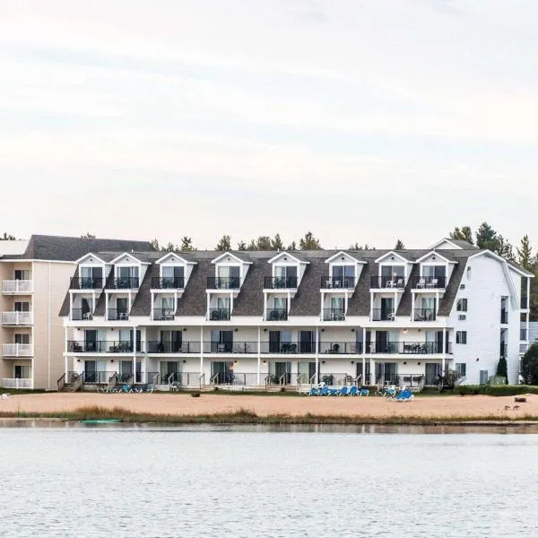 Quality Inn & Suites Mackinaw City Beachfront, hotel v destinaci Mackinaw City
